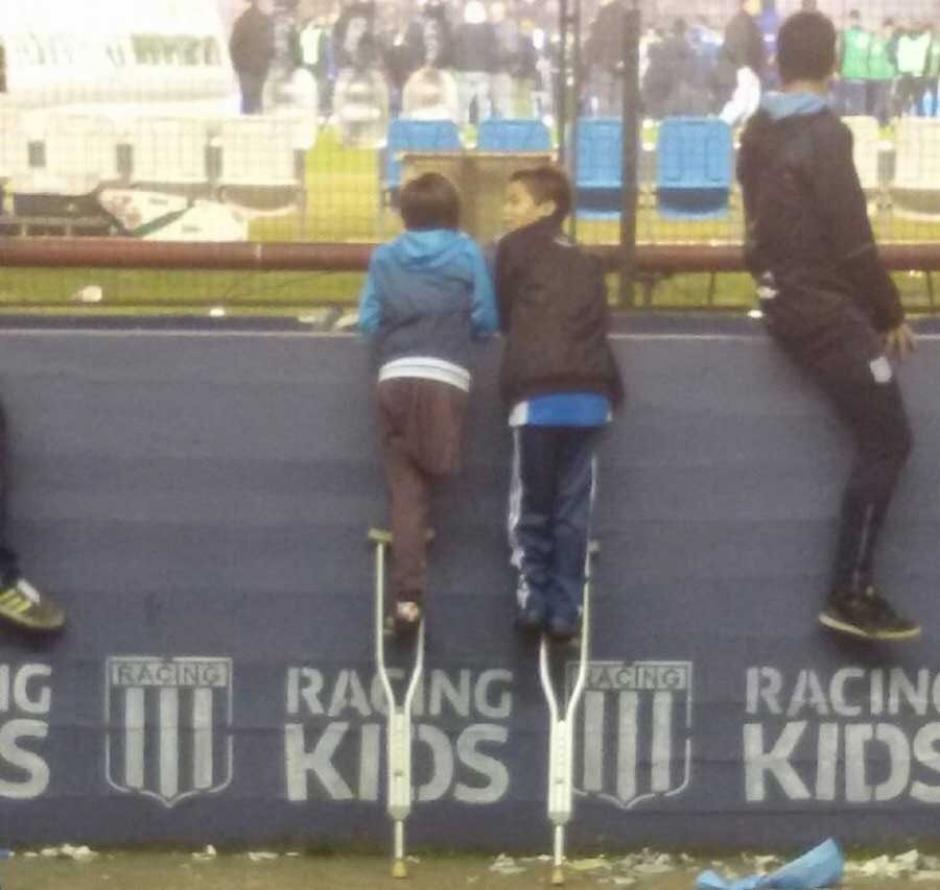 Con esta foto Santiago conmovi&oacute; al mundo, por compartir sus muletas con otro ni&ntilde;o para ver el partido. (Foto: Twitter)