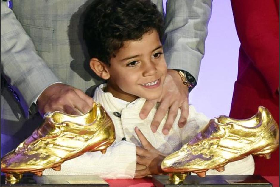 Cristiano Jr. enoja a su abuela al preguntar por Messi en la ceremonia de entrega de la Bota de Oro a CR7. 
