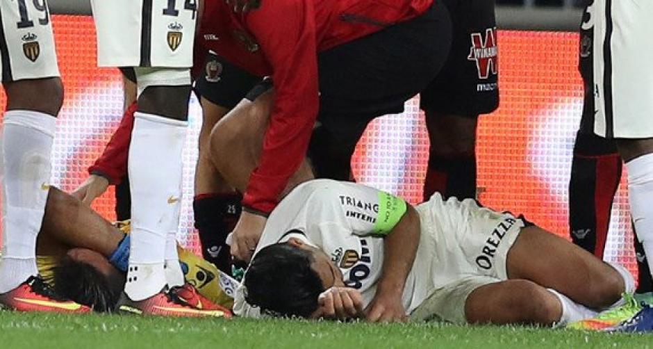 Falcao Garc&iacute;a qued&oacute; tendido en el piso por varios minutos tras el choque. (Foto: EFE)