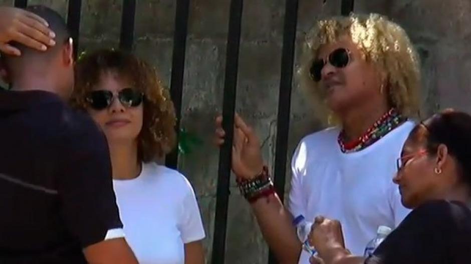 La hermana de Carlos Valderrama iba como pasajera en una moto cuando un carro los atropell&oacute;. (Foto: Caracol)