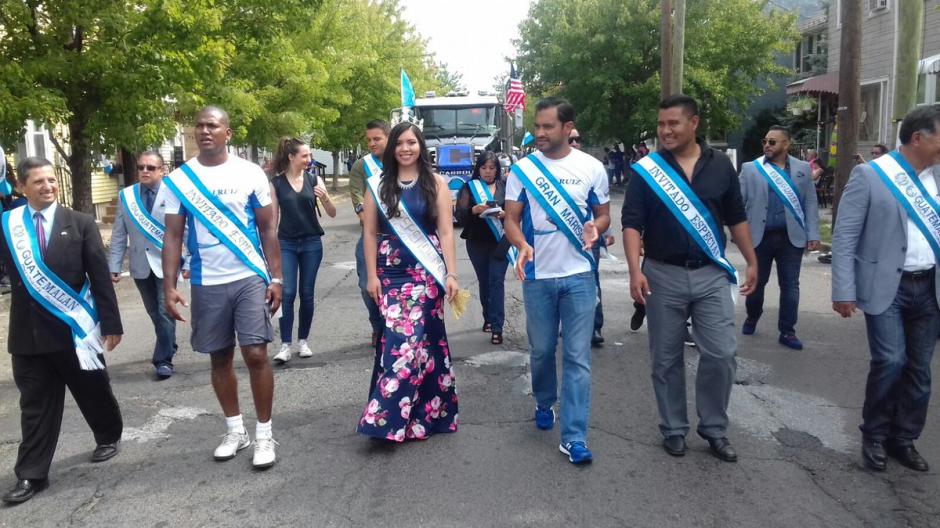 Los exfutbolistas Mario Acevedo, Carlos Ruiz y Gonzalo Romero encabezaron el desfile en Estados Unidos. (Foto: Cortes&iacute;a Gerson Miranda)