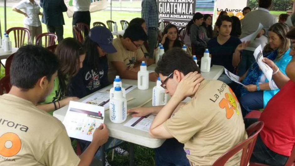 Jóvenes se unieron al proyecto elaboración de ecoladrillos. (Foto Agexport)