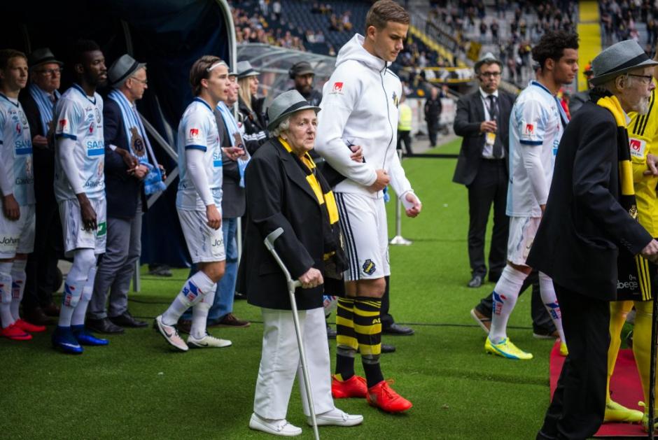 Los jugadores del AIK ingresaron al campo de juego con los socios m&aacute;s antiguos del equipo. (Foto: Twitter)