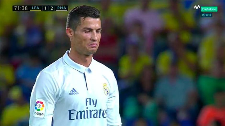Esta fue la cara de CR7 al momento de abandonar el terreno de juego, al minuto 71. (Foto: Captura de imagen)