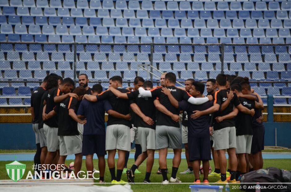 El plantel de Antigua trabaj&oacute; este lunes en la gramilla del Doroteo Guamuch. (Foto: Twitter Antigua)