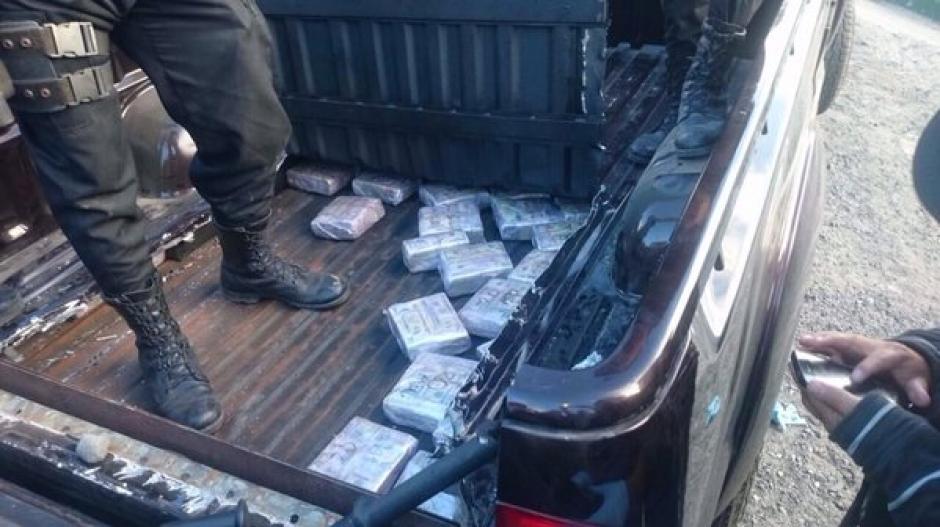 La SGAIA y la unidad K-9 localizaron d&oacute;lares dentro de un doble fondo en un pickup en el kil&oacute;metro 29 ruta al Pac&iacute;fico. (Foto: @MinGob)