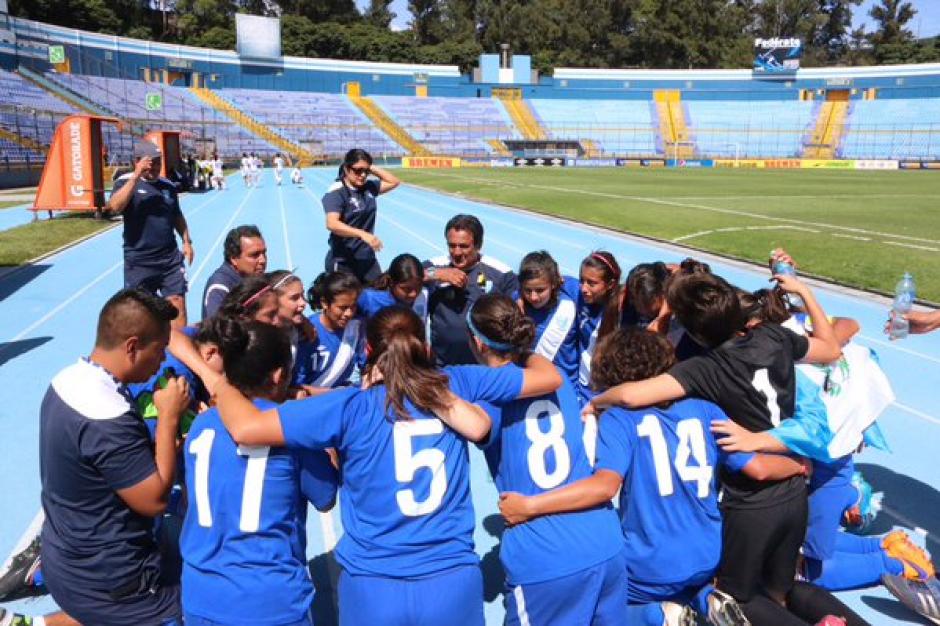 Las seleccionadas se juntaron para agradecer la clasificaci&oacute;n y celebrar tras el pitazo final en el Mateo Flores. (Foto: Twitter @fedefut_oficial)