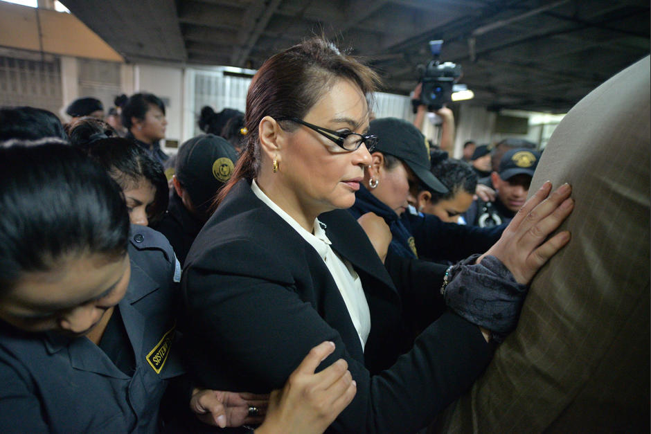 Las manos de Baldetti lucen descuidadas. (Foto: Wilder L&oacute;pez/Soy502)