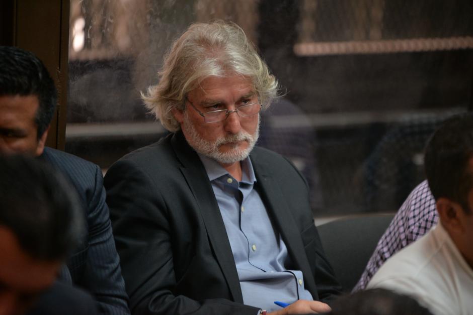 El ciudadano español Juan José Suárez, director de TCQ, escucha las interceptaciones telefónicas presentadas por el MP durante la audiencia. (Foto: Wilder López/Soy502)&nbsp;