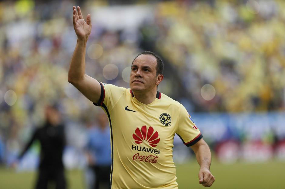 Cuauht&eacute;moc Blanco fue homenajeado en el estadio Azteca, su casa por muchos a&ntilde;os. Hasta derram&oacute; l&aacute;grimas de la emoci&oacute;n. (Foto: EFE)