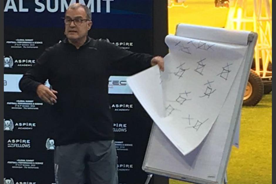 Marcelo Bielsa dio una charla sobre f&uacute;tbol en Holanda. (Foto: Captura de pantalla)