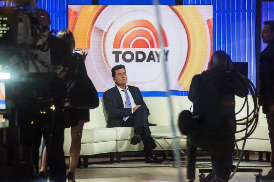 En una entrevista con la cadena NBC, Charlie Sheen dijo que las molestias comenzaron con un fuerte dolor de cabeza y una "enloquecedora" migra&ntilde;a. (Foto:&nbsp;@qtf)