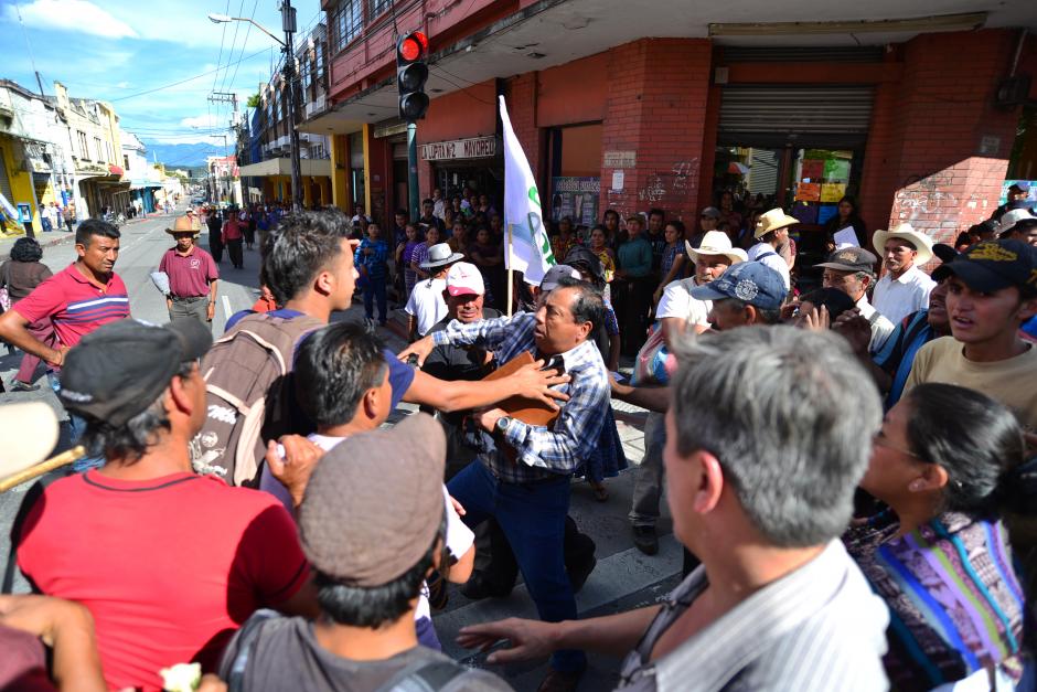 Un grupo de manifestantes cuestiona y empuja a un transe&uacute;nte que intento ingresar al Congreso. (Foto: Soy502/Wilder L&oacute;pez)