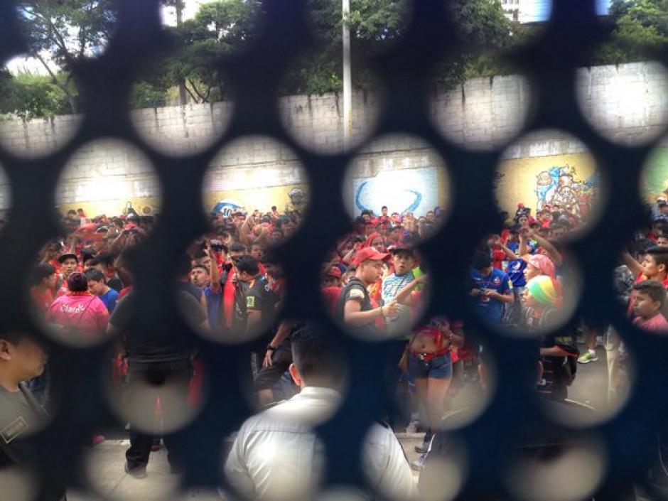 Un grupo de seguidores de Municipal lanzaron piedras y algunos insultos contra dirigentes y jugadores escarlatas. (Foto: Pedro Mijangos/Soy502)