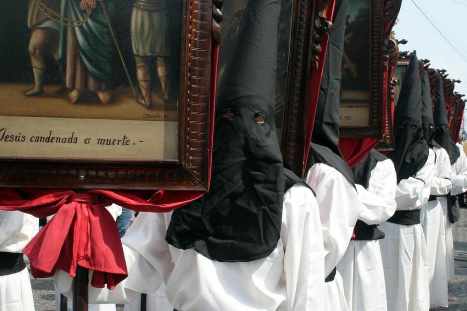 Los cucuruchos de la procesi&oacute;n del Beaterio de Bel&eacute;n van de negro, a la usanza sevillana. (Foto: Ra&uacute;l Illescas).
