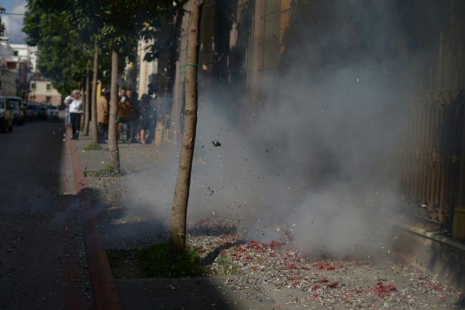 Los sindicalistas del Congreso quemaron cohetillos frente al Congreso. (Foto: Wilder L&oacute;pez/Soy502)