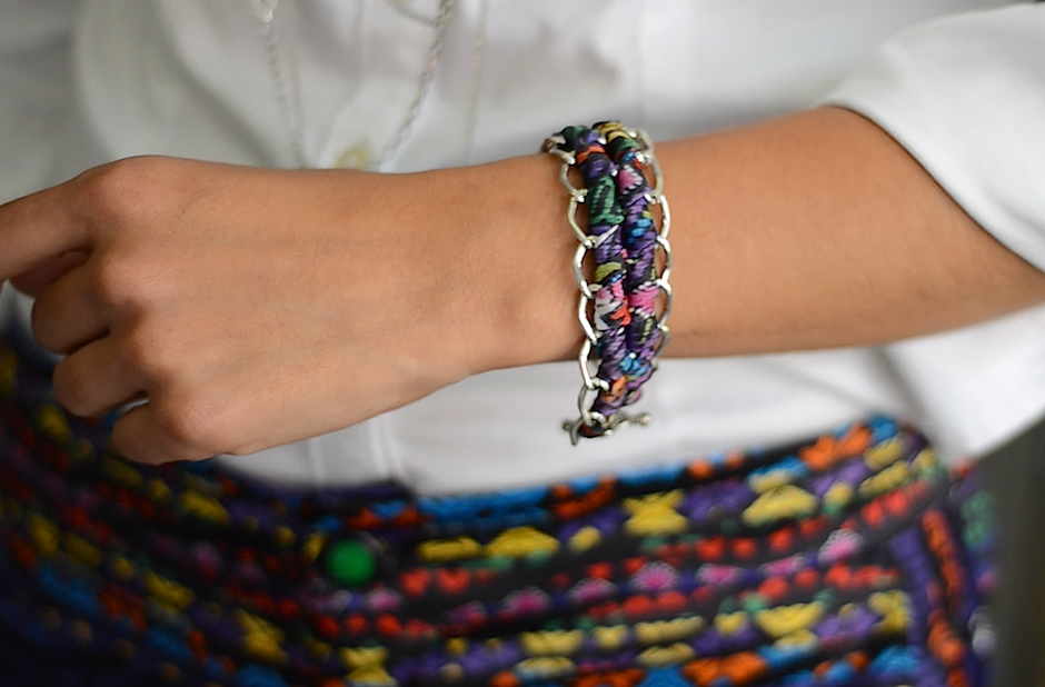 Las pulseras llevan trenzadas las telas diseñadas por la creadora. (Foto: Selene Mejía/Soy502)&nbsp;