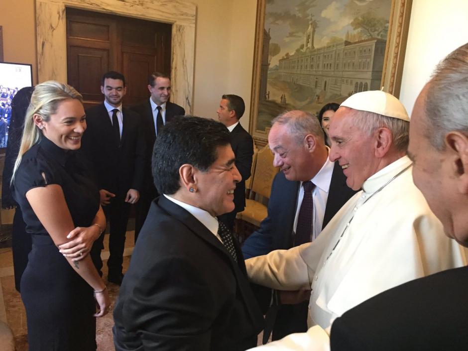 Maradona tuvo un encuentro con el Papa Francisco. (Foto: Twitter)