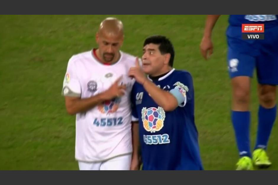 Ver&oacute;n y Maradona se reclamaron al final del primer tiempo. (Foto: Twitter)