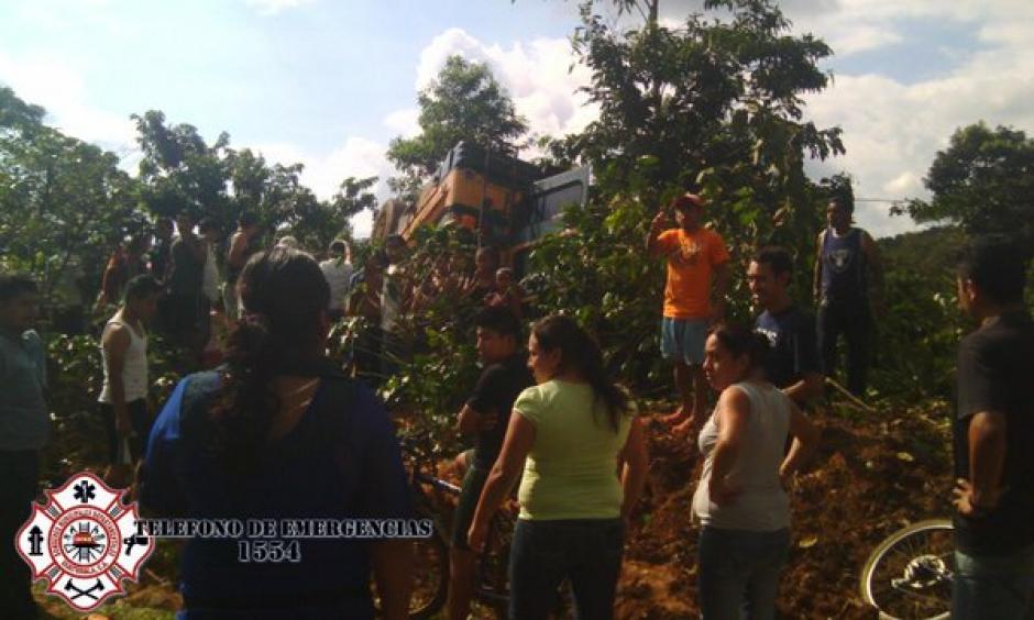 Un bus volc&oacute; en el kil&oacute;metro 260 en la ruta que conduce de El Tumador a Pajapita, San Marcos. (Foto: Bomberos Municipales Departamentales)
