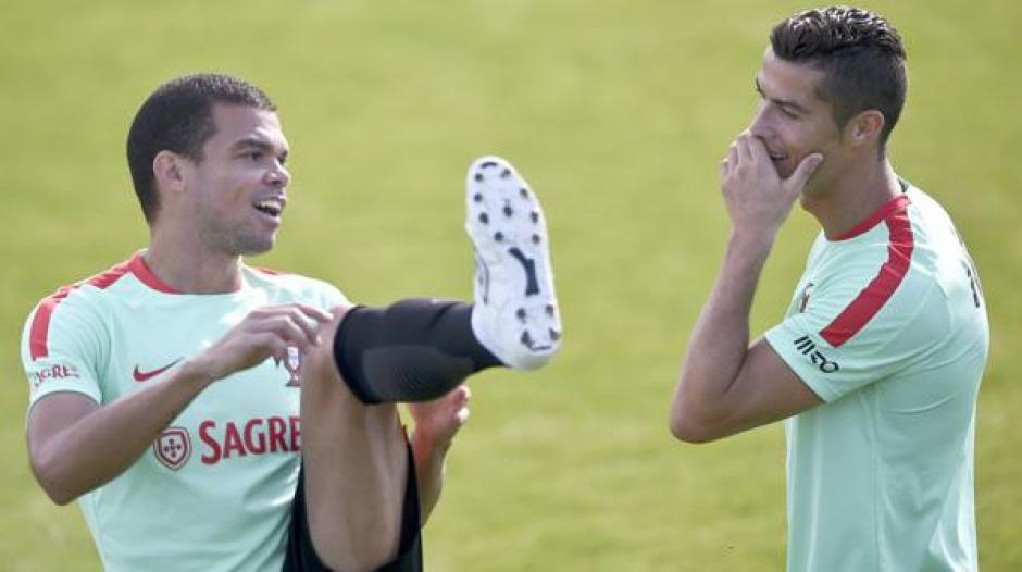 Cristiano se burl&oacute; por un rato de Pepe que no tuvo de otra que sonre&iacute;r. (Foto: Twitter)