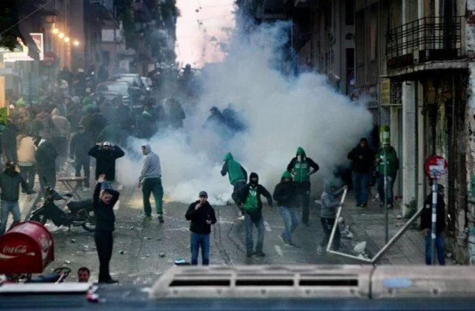 Por violencia entre aficionados y la polic&iacute;a se suspende el cl&aacute;sico del futbol griego.