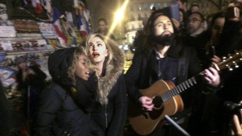 La Reina del Pop, Madonna, cant&oacute; en la plaza de la Rep&uacute;blica en memoria de las v&iacute;ctimas de los atentados terroristas en Par&iacute;s. (Foto: Tele13)