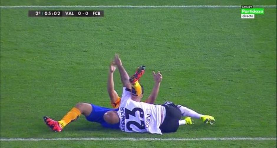 Primero, Luis Su&aacute;rez, le meti&oacute; un pisot&oacute;n en el pie a Abdennour y luego le estamp&oacute; los tachones en el brazo.