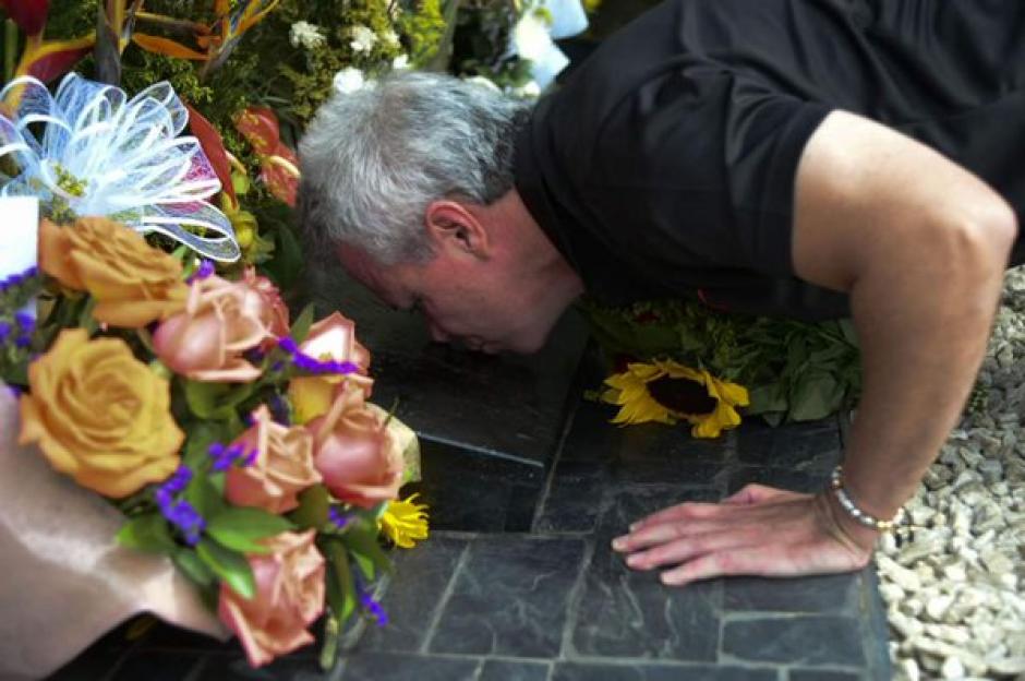 Jhon Jairo Vel&aacute;squez, alias Popeye, besa la l&aacute;pida de Pablo Escobar, quien fuera su patr&oacute;n y amigo. (Foto: AFP)
