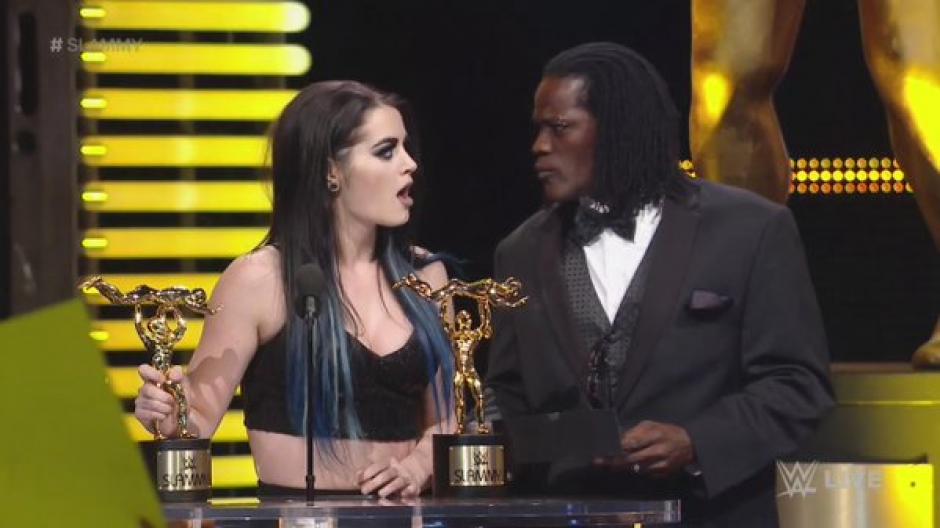 Hasta en la gala de los premios de la WWE parodian a Miss Universo.
