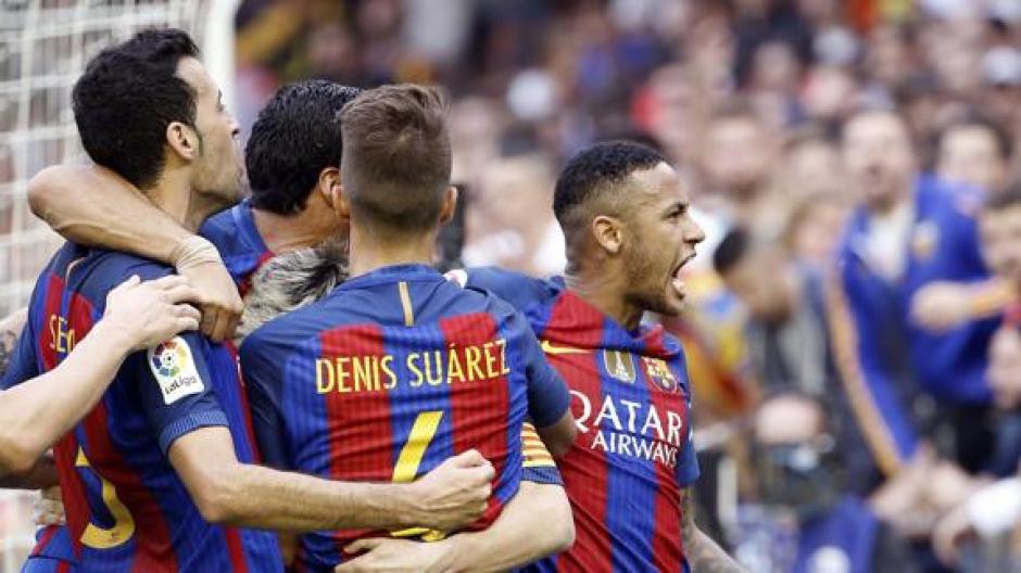 Neymar increp&oacute; a la gente en Mestalla y luego recibi&oacute; un botellazo en la cabeza. (Foto: Twitter)