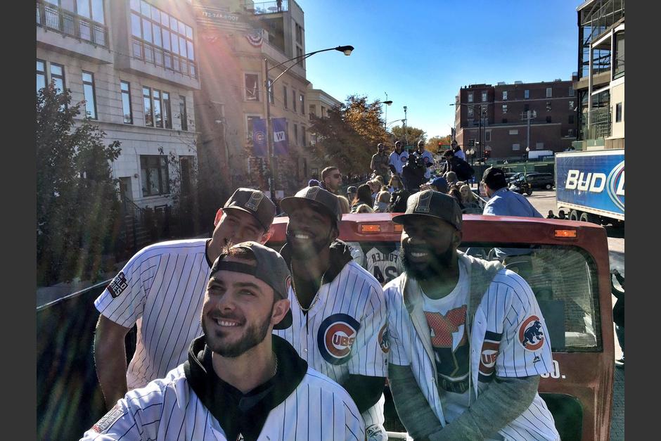 Los jugadores de los Cachorros desflian en Chicago. (Foto: Cubs)