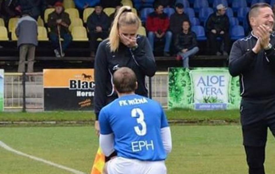 As&iacute; fue como Lubomir Vajecka le ha pedido matrimonio a Petra Lepackova. (Foto: Facebook)