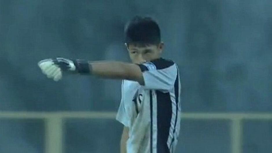 El portero de 16 a&ntilde;os fall&oacute; en una salida de manera muy extra&ntilde;a en un partido eliminatorio al mundial. (Foto: Captura de video)