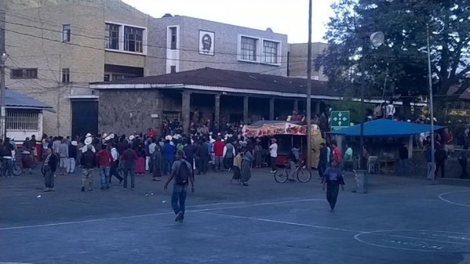 Pobladores de Santiago Atitl&aacute;n queman motocicleta frente a la Municipalidad de la localidad, en donde se encuentran resguardados tres agentes de la PNC. (Foto:&nbsp;@fdleon967)