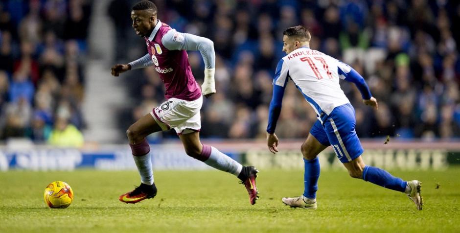 Jonathan Kodjia es el jugador de moda en Inglaterra, sobre todo en redes sociales. (Foto: Twitter)