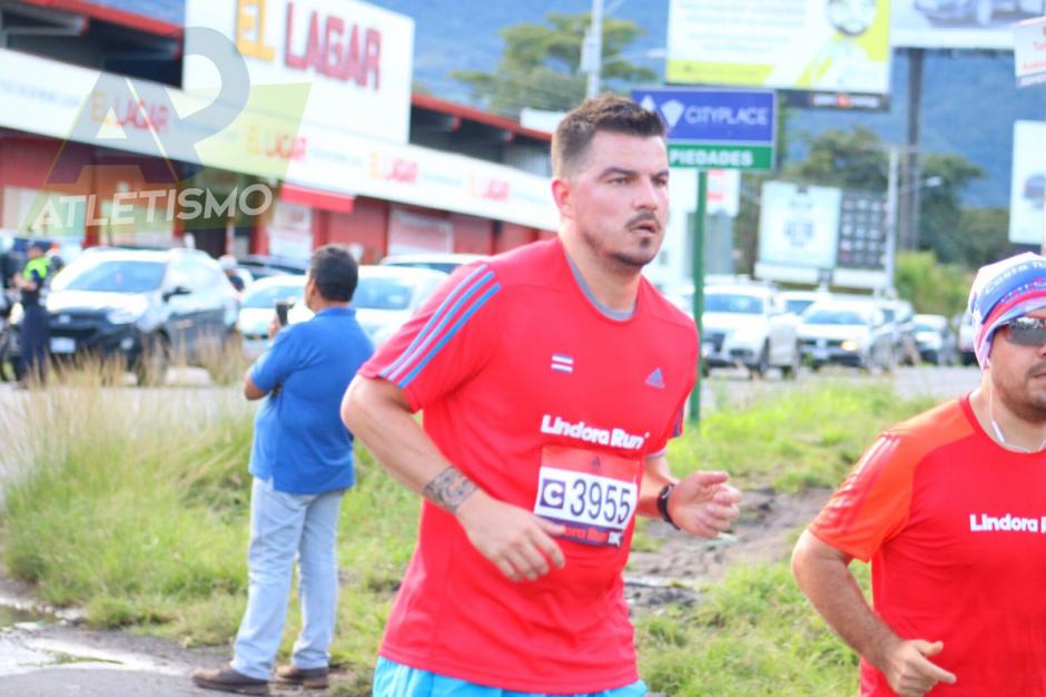 Esta fue la &uacute;ltima foto con vida a Gabriel Badilla antes de su fallecimiento en plena carrera de atletismo. (Foto: Twitter)