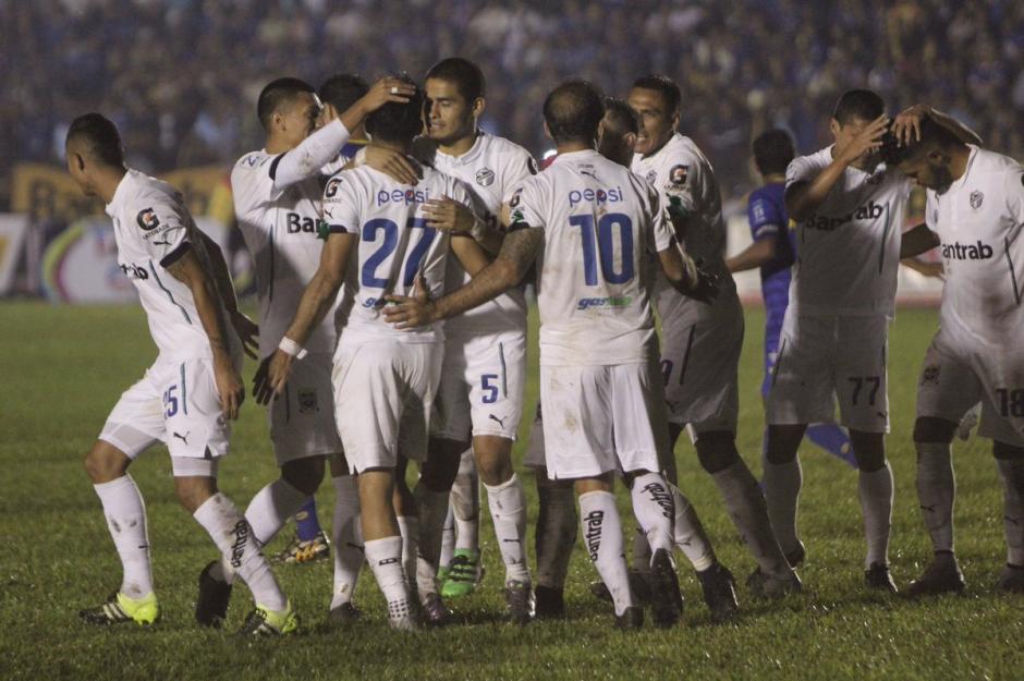 Los albos celebraron el triunfo en el estadio Verapaz.  (Foto: Twitter@CremasOficial)
