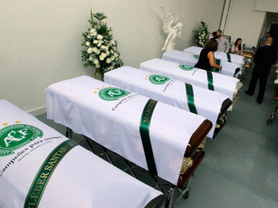 Los f&eacute;retros de los 71 fallecidos de Chapecoense antes de volver a Brasil. (Foto: Twitter)