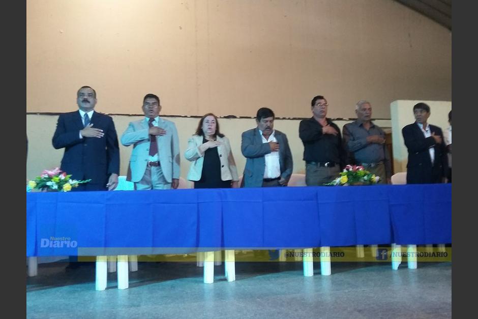 El alcalde de Palencia Alberto Reyes asumi&oacute; su cargo en medio de tensos momentos, debido a que el alcalde saliente Ramiro P&eacute;rez se negaba a entregar documentos contables de la comuna. (Foto: @NuestroDiario)