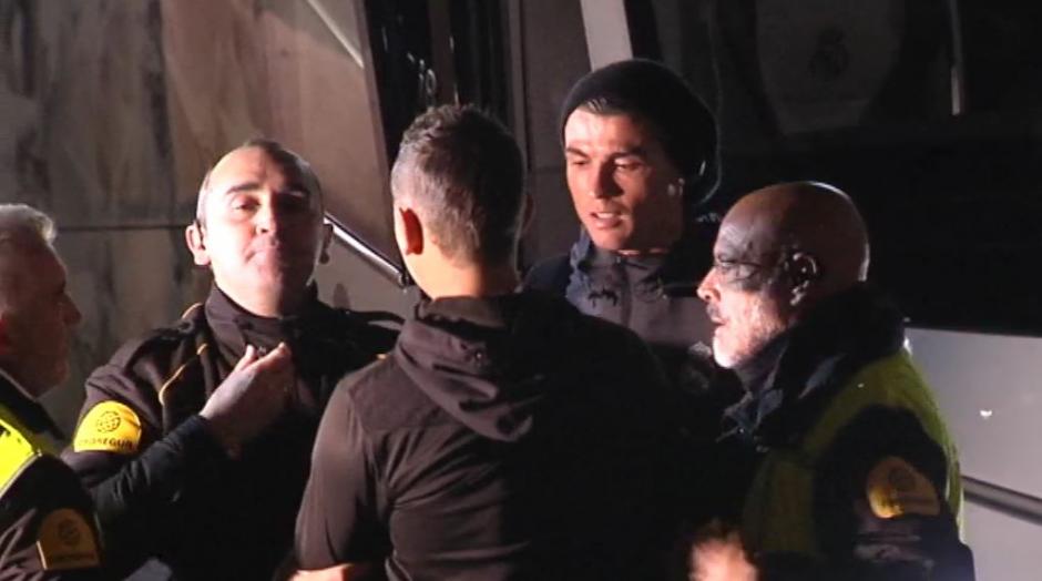 CR7 baj&oacute; del bus para saludar a este fan&aacute;tico que casi burla a la seguridad, se tom&oacute; la selfie y se fue. (Foto: Captura de video)