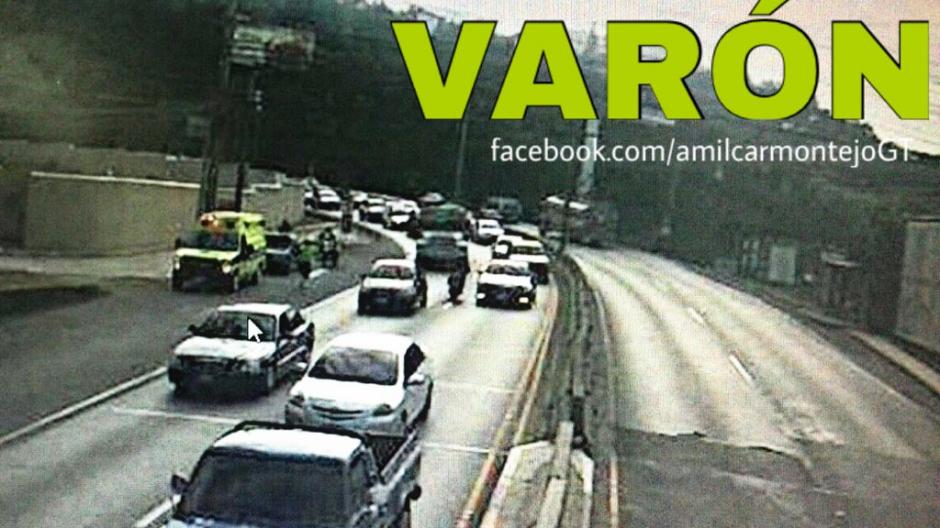 Una mujer dio a luz a un bebé el bulevar Los Próceres y 28 Avenida de la zona 10, socorristas los trasladaron hacia el Hospital Roosevelt. (Foto: @amilcarmontejo)