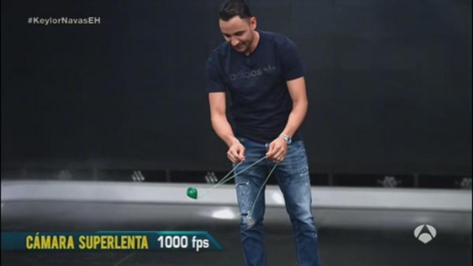 El portero del Real Madrid, Keylor Navas, mostr&oacute; que es un un crack a la hora de hacer bailar el trompo .