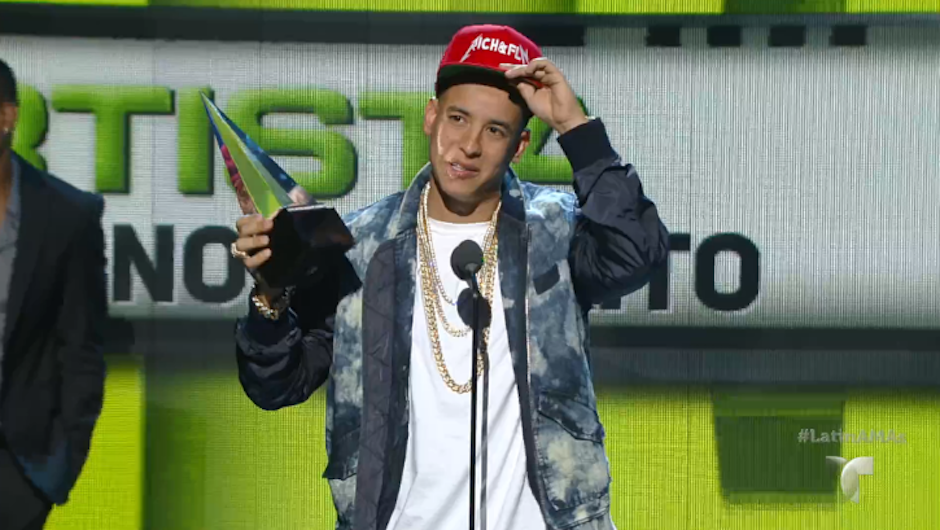 Daddy Yankee recibi&oacute; el galard&oacute;n a Artista Masculino del A&ntilde;o. (Foto: Telemundo)&nbsp;