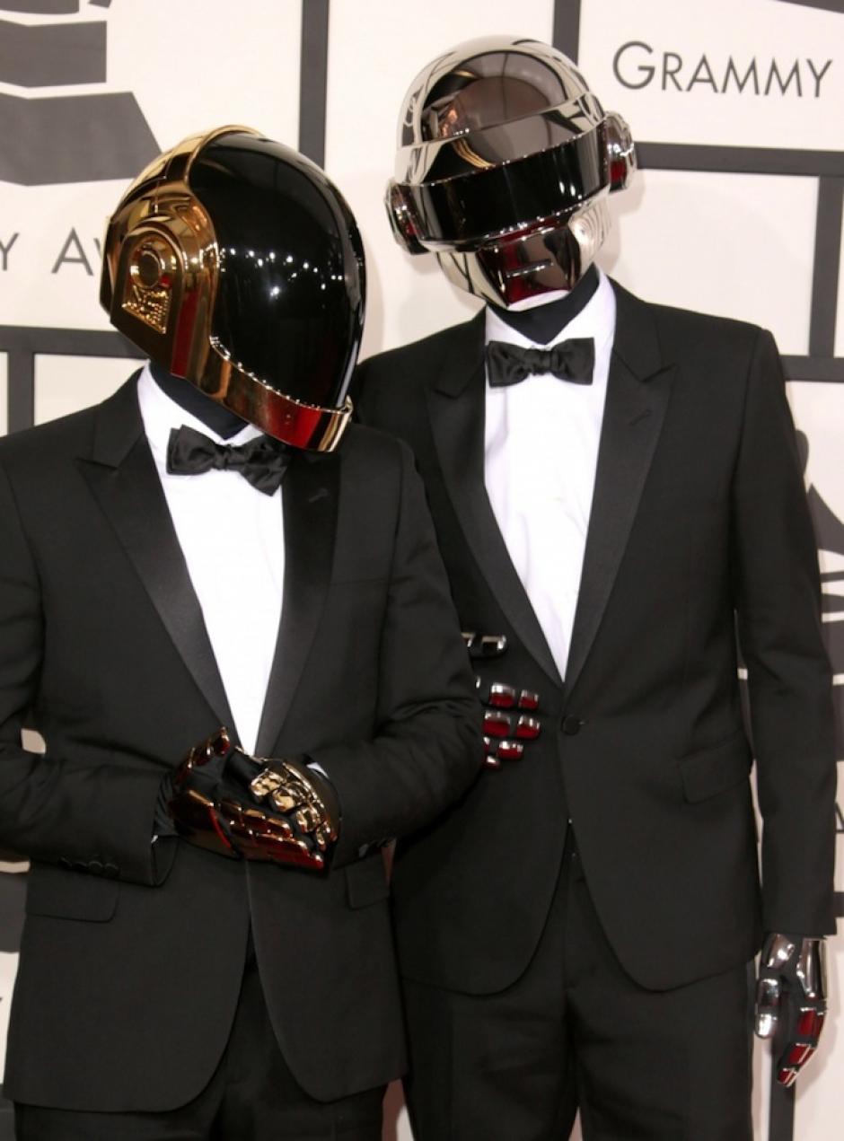 Un "smoking" no tiene nada fuera de lo com&uacute;n pero la forma en que Daft Punk lo luci&oacute; acapar&oacute; la atenci&oacute;n de las c&aacute;maras. (Foto: Grammy)&nbsp;