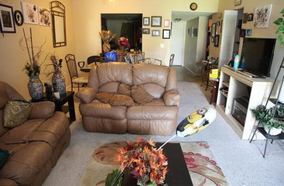 La sala del apartamento de Omar Mateen. (Foto: Daily Mail)