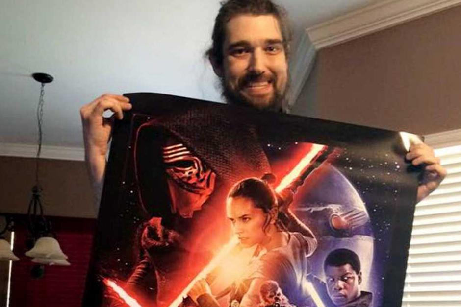 Daniel Fleetwood, un enfermo terminal de c&aacute;ncer cumpli&oacute; su sue&ntilde;o al ver en una proyecci&oacute;n exclusiva el &uacute;ltimo filme de la saga "Star Wars" antes de que &eacute;ste llegue a los cines en diciembre. (Foto:&nbsp;Daniel Fleetwood/Facebook)