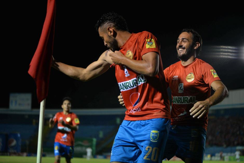 Danilo Guerra se tatu&oacute; el nombre de su pap&aacute; en el brazo derecho y lo record&oacute; al celebrar su gol en el cl&aacute;sico. (Foto: Wilder L&oacute;pez/Soy502)