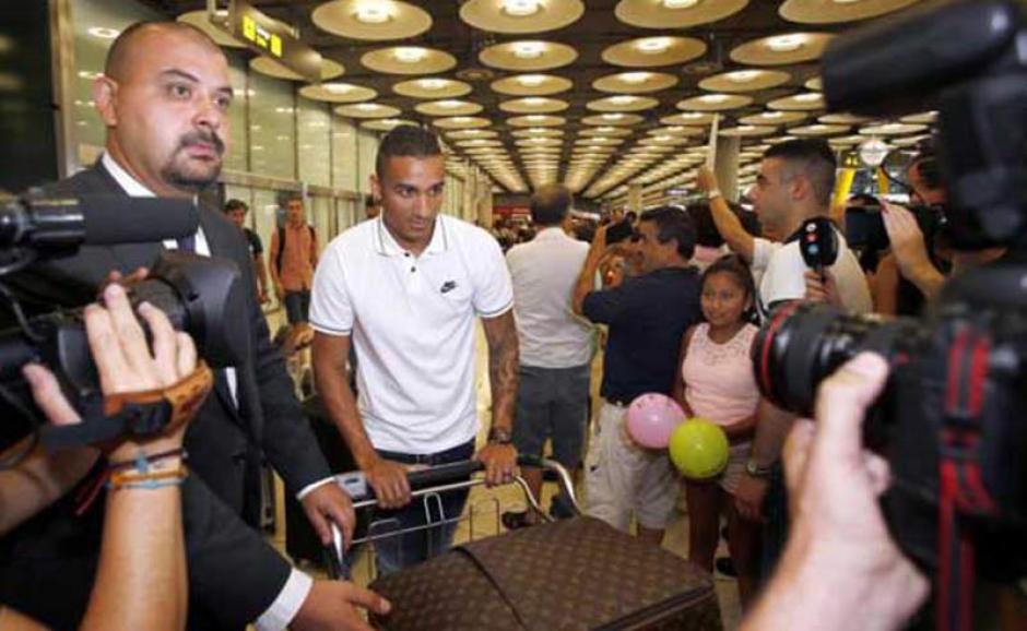 El brasile&ntilde;o Danilo a su llegada al aeropuerto de Barajas-Madrid. (Foto: diez.hn)