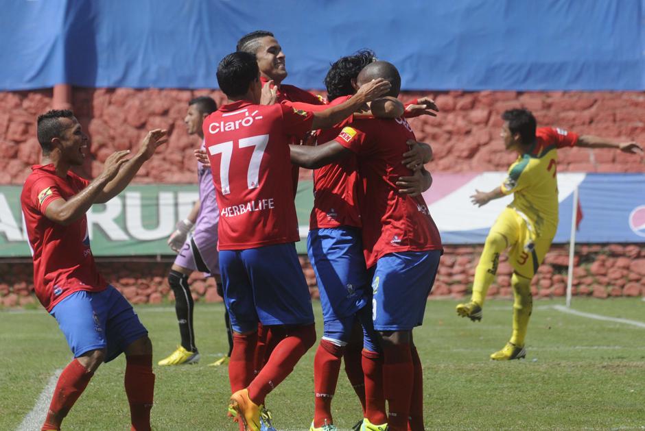 El hondure&ntilde;o Darwin Oliva marc&oacute; un gol en el triunfo de Municipal 3-1 sobre Marquense. (Nuestro Diario)